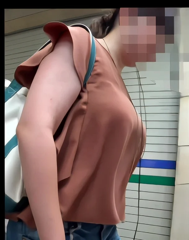 【再販】214豊満な体を見せつけてくれるお姉さん
