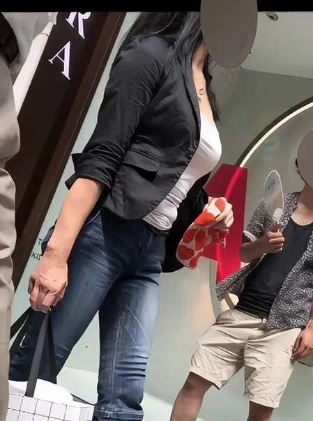 【再販】215尻肉が暴れるTバックお姉さんとアマゾネス巨乳お姉さん