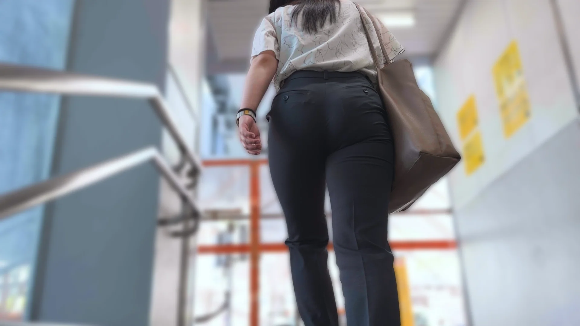 歩行記録0368「ピンっと張ったパツパツタイトパンツデカ尻女子」(全2名)-4