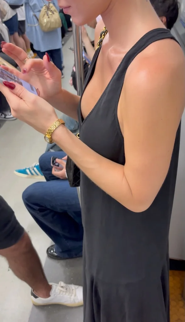 【再販】《４K・高画質》 No.1564「ほぼ、こぼれ出ている！？上流階級美人奥様の美乳」-1