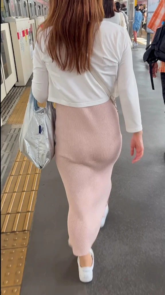 【再販】《４K・高画質》 No.1564「ほぼ、こぼれ出ている！？上流階級美人奥様の美乳」-4