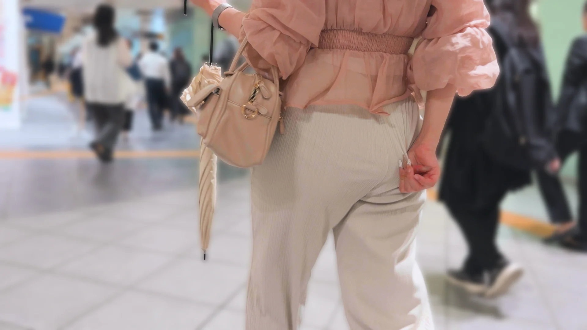 歩行記録0370「清楚系女性のずっと見えてるパンティーラインと食い込み」(全2名)-2