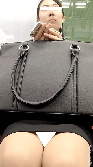 (電車対面）スカート丈は長め…だけど…座ったら▼ぞーんがタイトミニ▼みたいになっちゃった…リクスー女子大生お姉さんを観察…