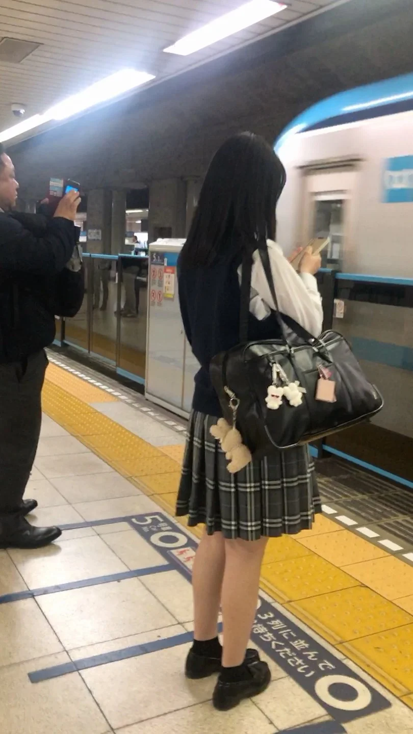 【放課後の眺め161】あどけなさが残る真面目ＪＫを電車内で観察！-1