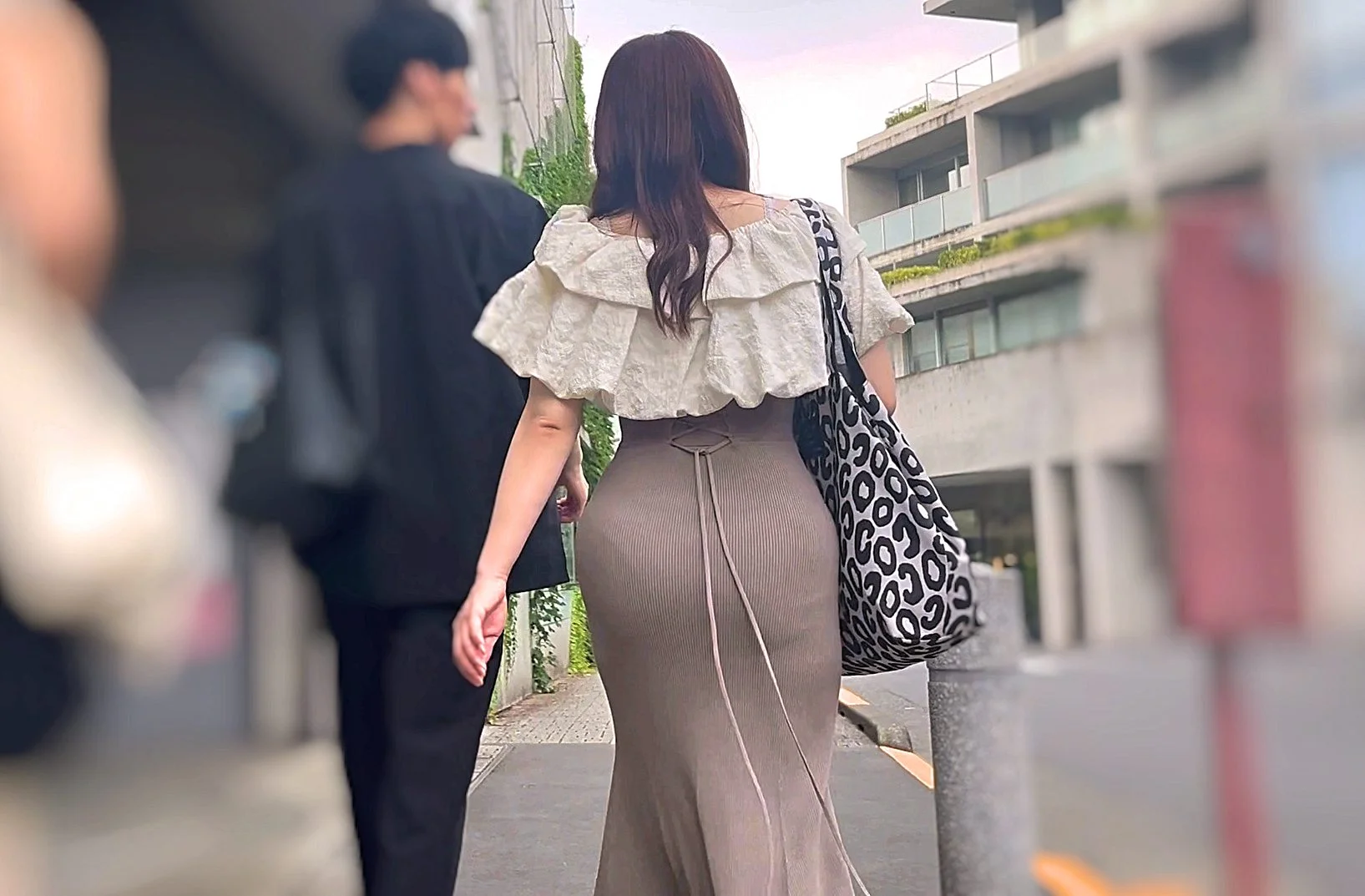 特上クラスのワンピース美巨尻を堪能！最強クビレ美ボディとパンティラインで♂を誘惑!-2