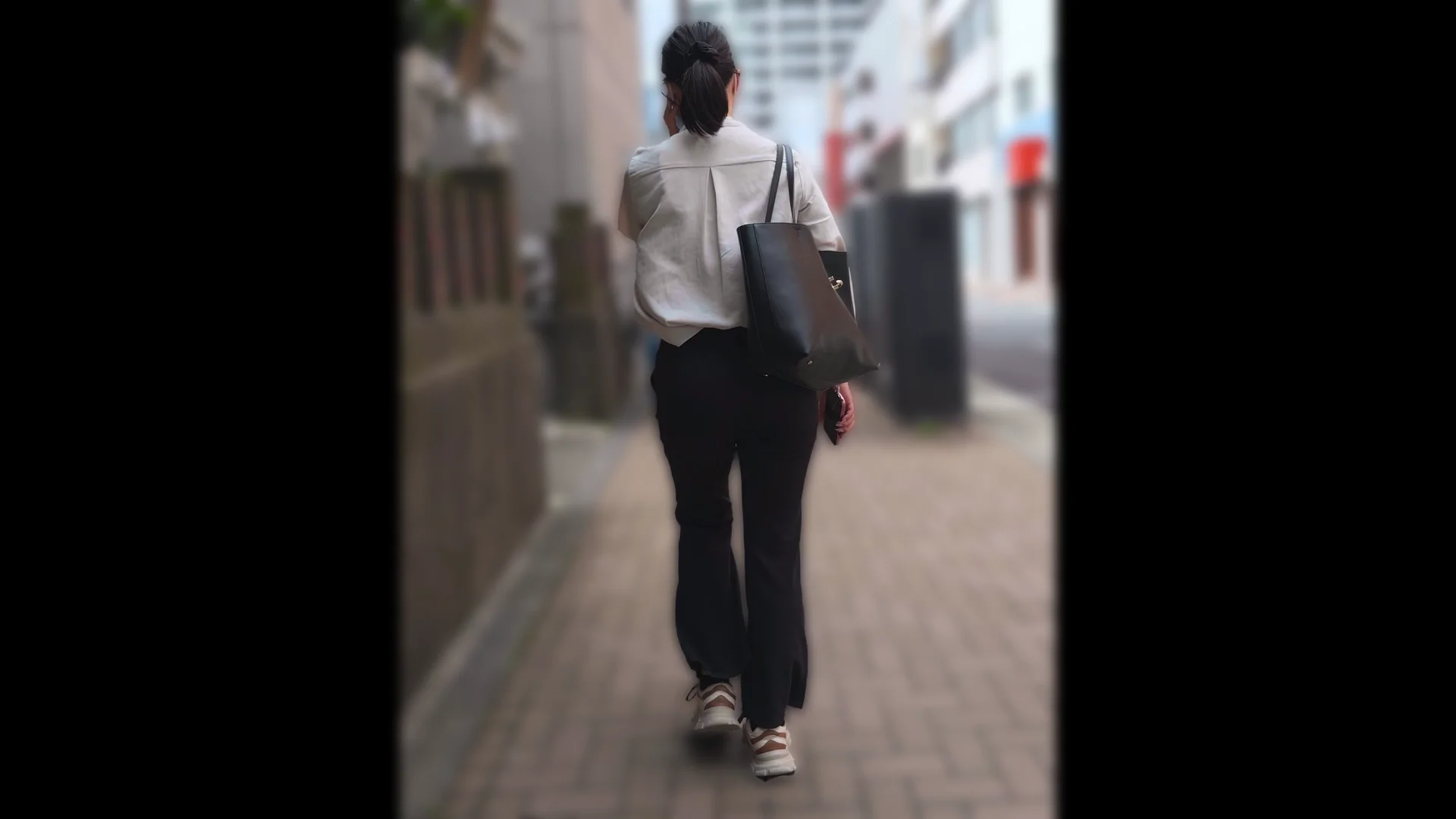 歩行記録0372「浮かび上がるPラインとやわらかそうなお尻を階段撮り」(全3名)-4