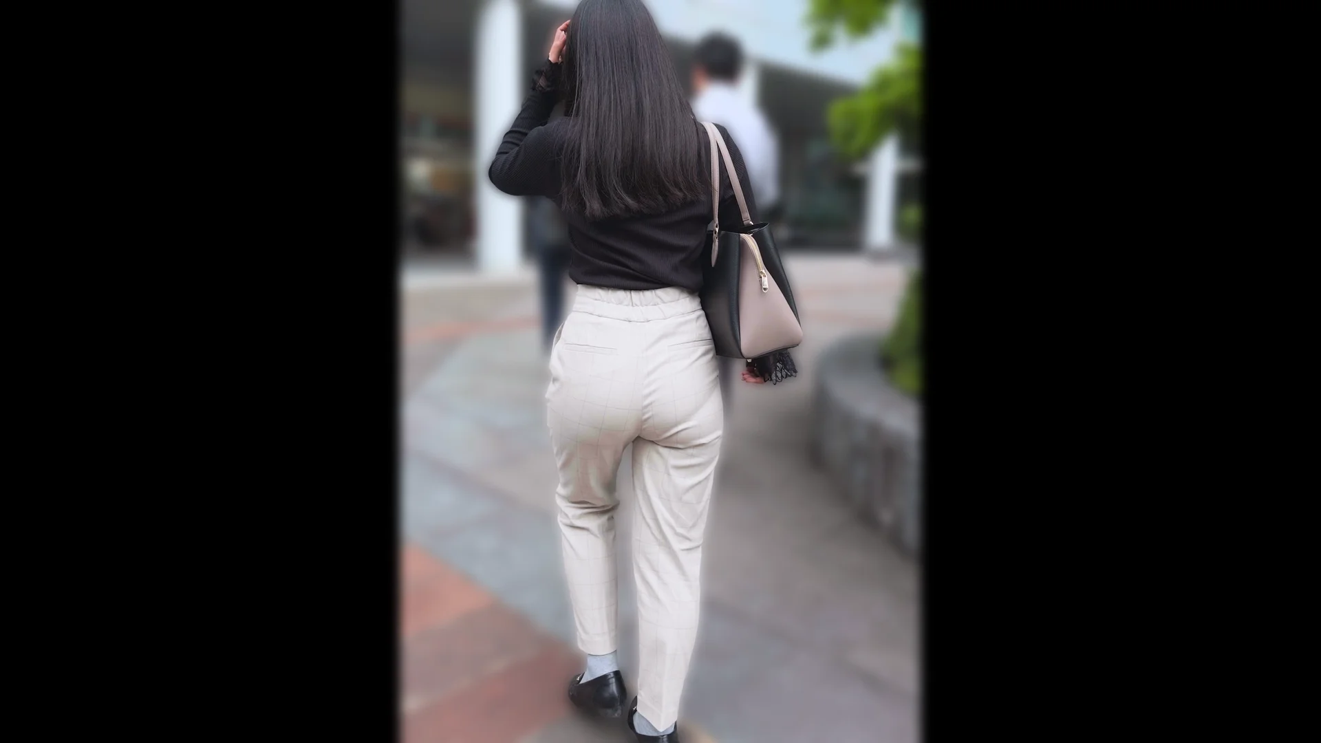 歩行記録0372「浮かび上がるPラインとやわらかそうなお尻を階段撮り」(全3名)-6