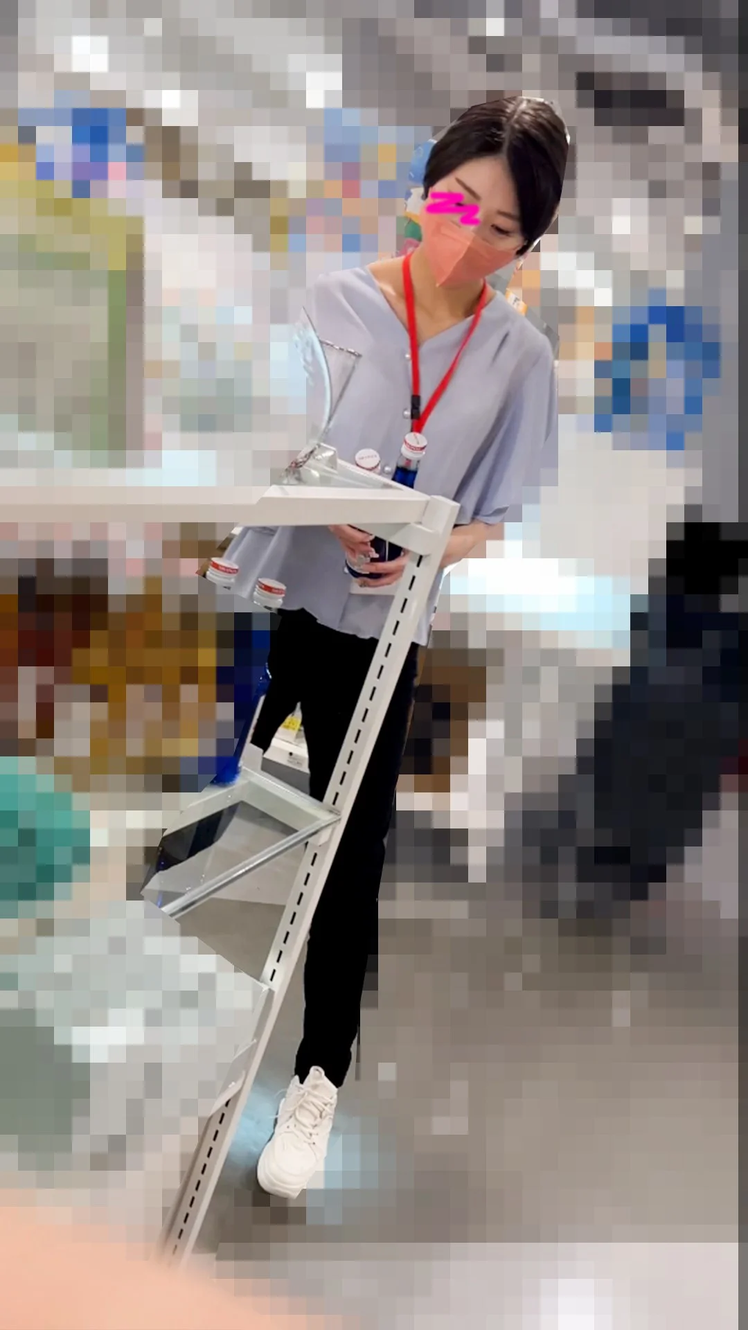 【店員さん胸チラB地区㊿】清楚系美人店員さんと再会！雑貨屋店員さん/美巨乳本屋店員さん/２名-3