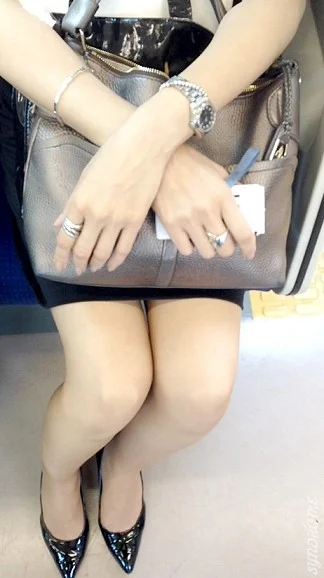 (電車対面）シックなお洒落ワンピ…でもタイトミニ…きゅっと引き締まったパンストあんよと▼ぞーんをむき出しにしちゃうOL奧さま達-3