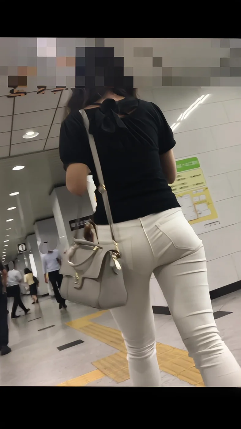 【再販】220腰回りがエロいパツパツ白パンギャル-1