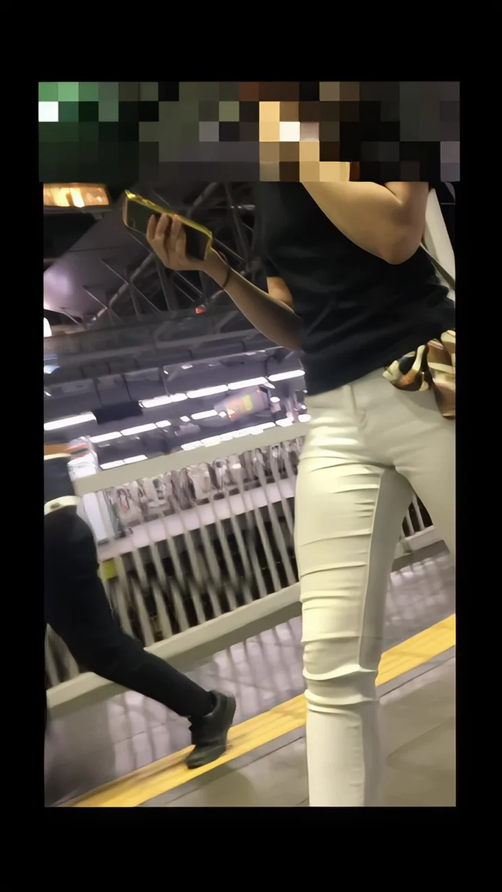 【再販】220腰回りがエロいパツパツ白パンギャル-6