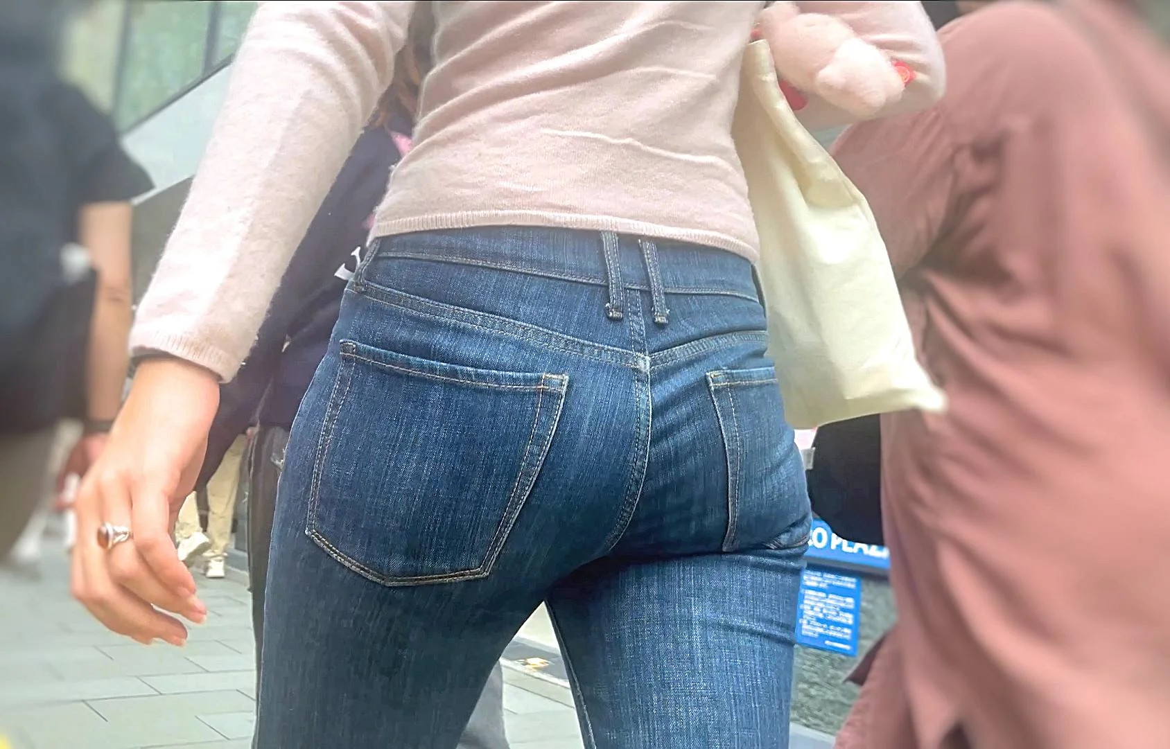 上玉素人女のエロ尻を堪能！王道スキニーデニムから尻をムニュらせ食い込むパンティで♂を挑発!-3
