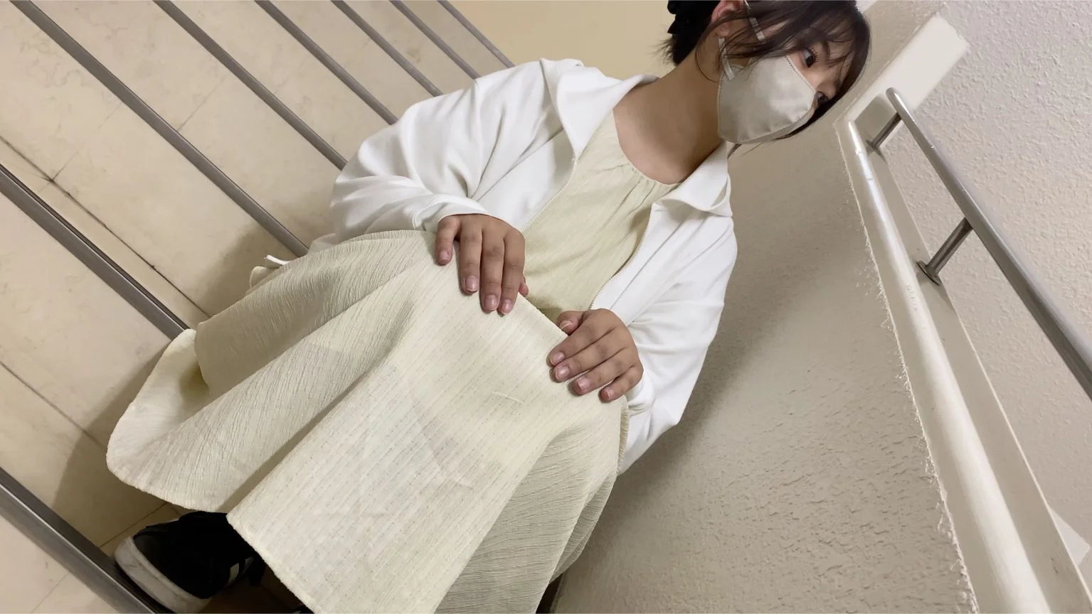 【再販】37H【だまし撮り】[企画]いつの間にかパンチラモデルに。(ビルの片隅で言いなりに)-1