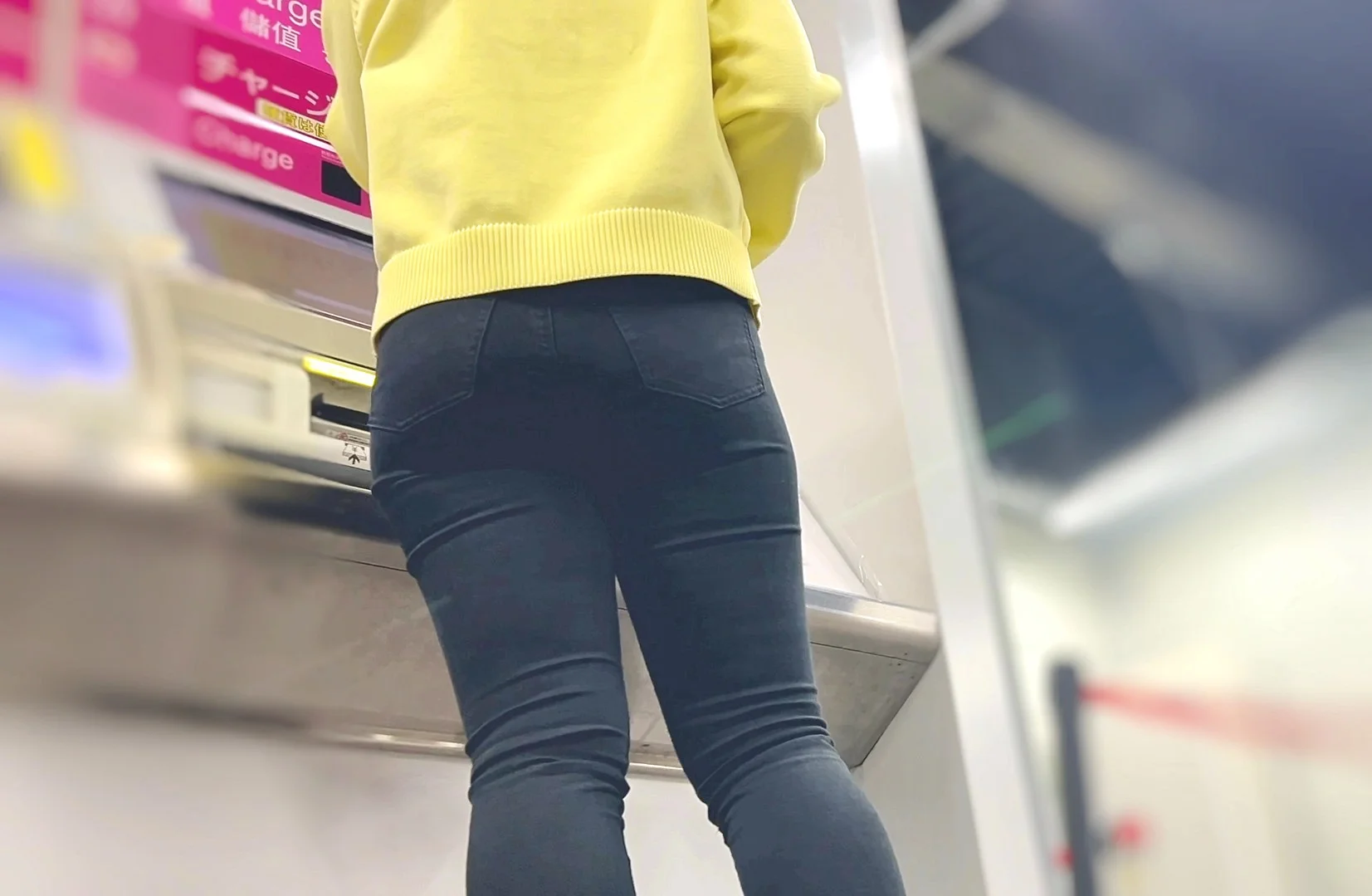 超Sクラスの下品なケツ達を下から堪能！スケベ尻をムニュらせながら食い込むパンティで男を挑発!-5