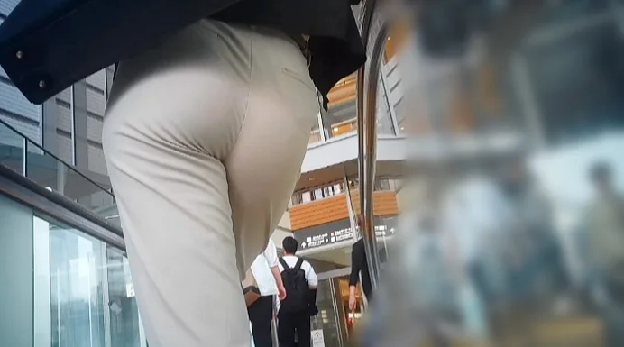 (14名収録)極薄ピタピタTシャツで美巨乳を強調する激カワ女子大生の待ち合わせなど-5