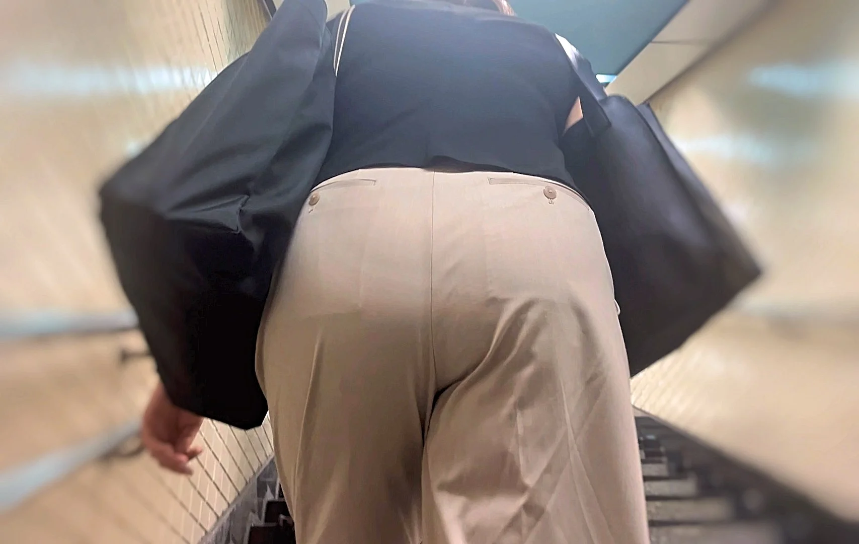 上玉素人OLのパツパツエロ尻を下から堪能！自慢の美巨尻をムニュらせながらパンティラインで♂を誘惑!-4