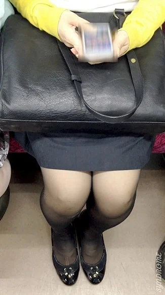 (電車対面）引き締まったパンストあんよ…黒のパンストで包まれたキレイなあんよをむき出しにしちゃうOLお姉さん達…-2