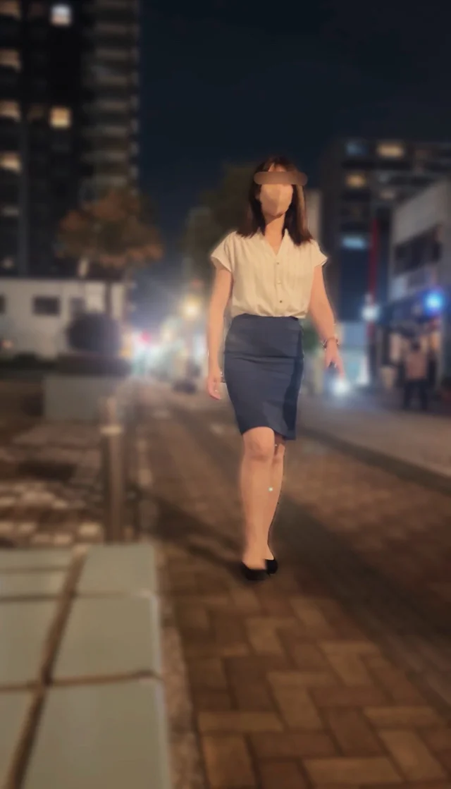 【繁華街パンちらOL】会社の食事会帰りに街中で痴女動画♡-1
