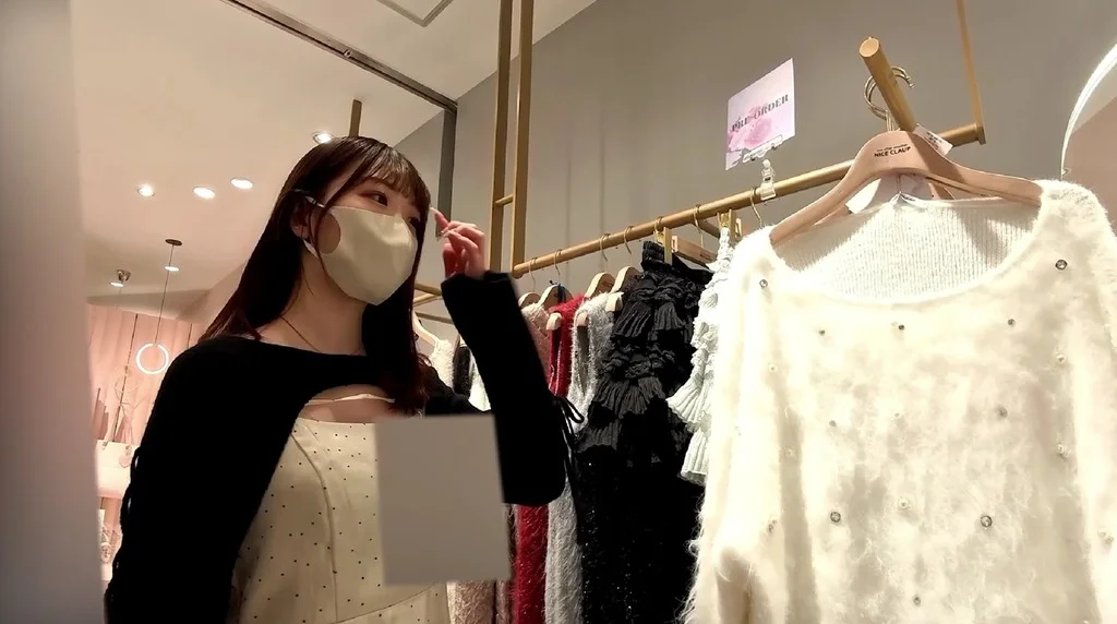 【再販】下からブラ見えてるよ！胸元が空いてるのに胸なくて胸チラ見えない系女子