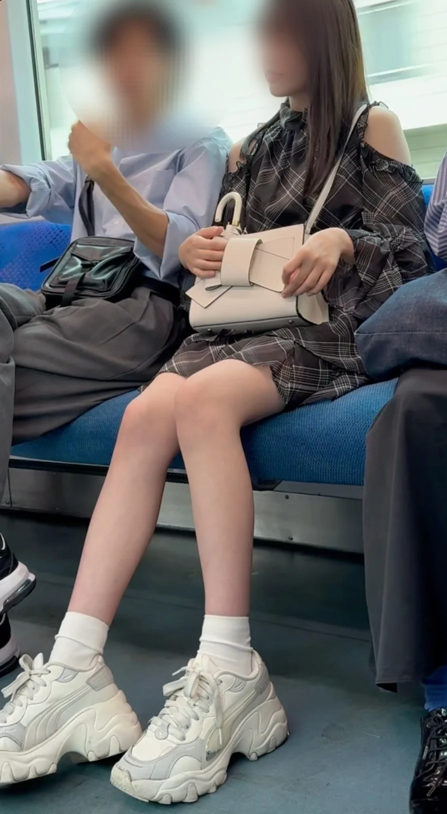 【再販】豪華2本立て！車内生脚＆アイドル顔負け美女の甘恋ミニスカ生脚-1