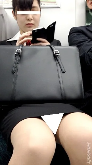 (電車対面）リクルートスーツから…ほど良いムッチリ感のむき出しのパンストあんよが…自然と緩んじゃう女子大生お姉さんを観察…-2
