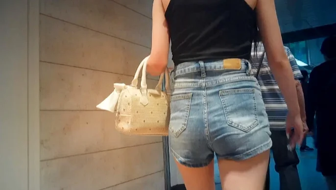 (10名収録)超絶クビレスタイルなのにエグい美爆尻肉の美人女子大生の密着スキニーデニム-2