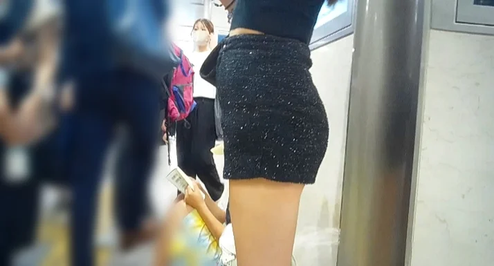 (8名収録)エロカワ爆乳女子大生の電車待ちする光景など-6