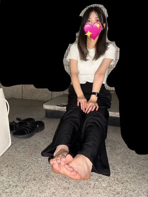 23歳熱帯夜臭い染み付きサンダルと汗でしっとり足指汚れ＋素足接写